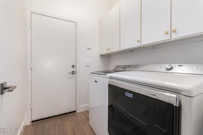Building Photo - 7701 E Buteo Dr