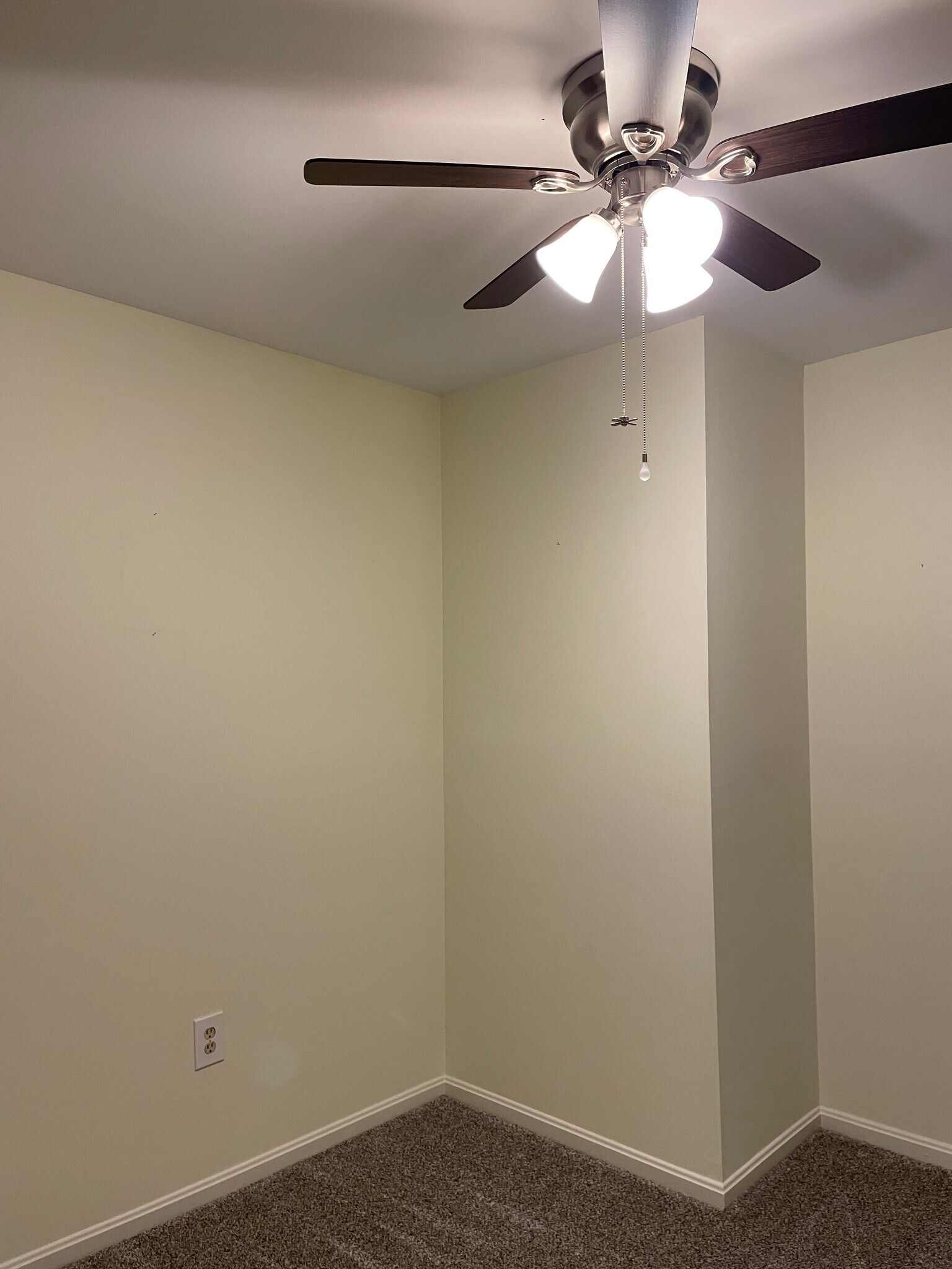 Building Photo - 8 Deer Run Ct