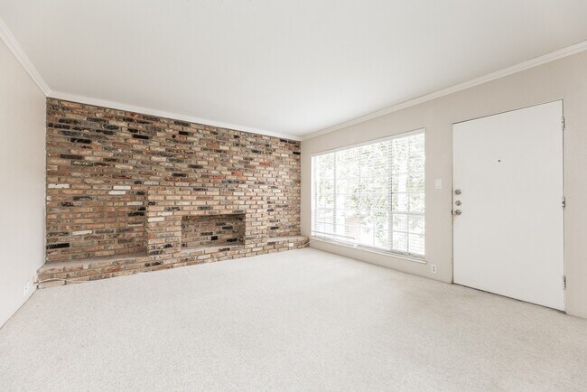 Building Photo - 2101 Fountain View Dr