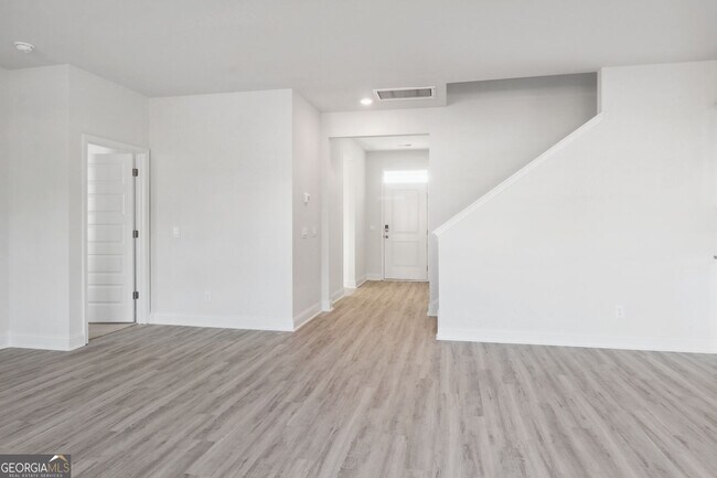 Building Photo - 323 Fox Tail Dr