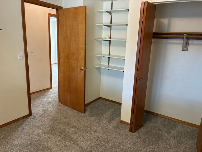 Building Photo - Great location off of Gary Lane and State Street!!!