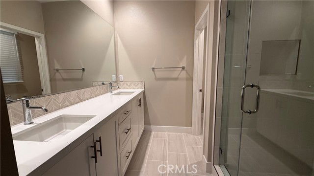 Building Photo - 165 Tenor