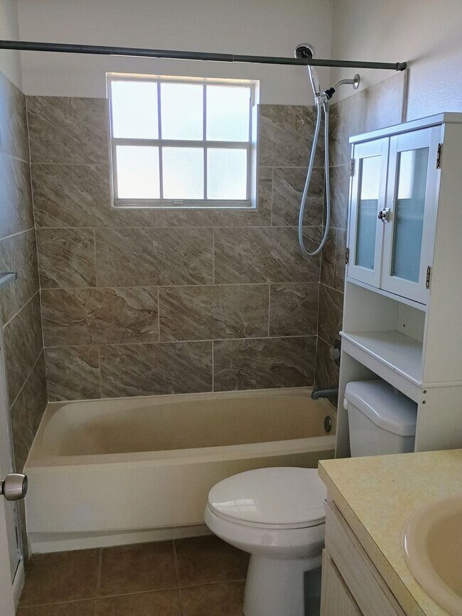 Building Photo - 2 bed 2 bath house for rent