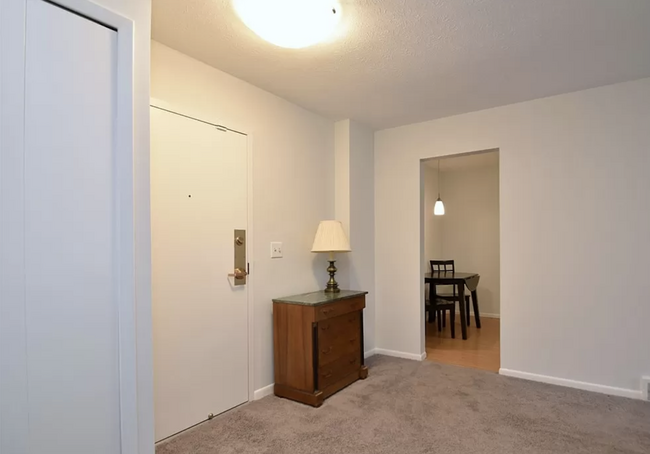 entrance and table in the kitchen - 2112 Acacia Park Dr