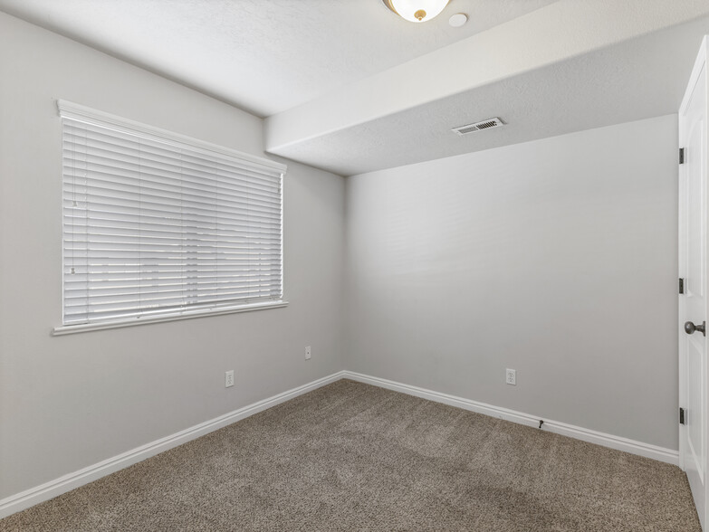 Building Photo - 943 W 580 S