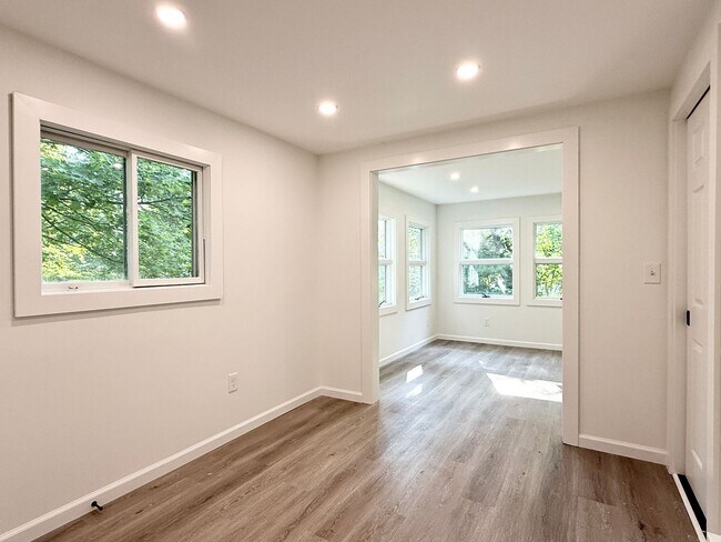 Building Photo - Oversized Renovated 1-Bedroom with Additio...