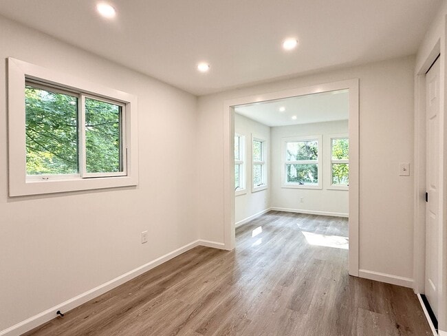 Building Photo - Serene & Spacious Fully renovated 1 BR ( 2...