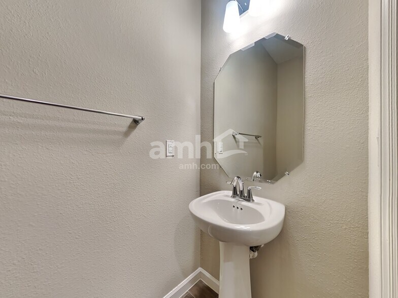 Building Photo - 120 Trumpco Dr