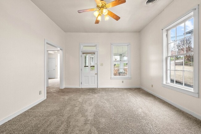 Building Photo - Cozy 2 Bedroom Downtown Home Available!