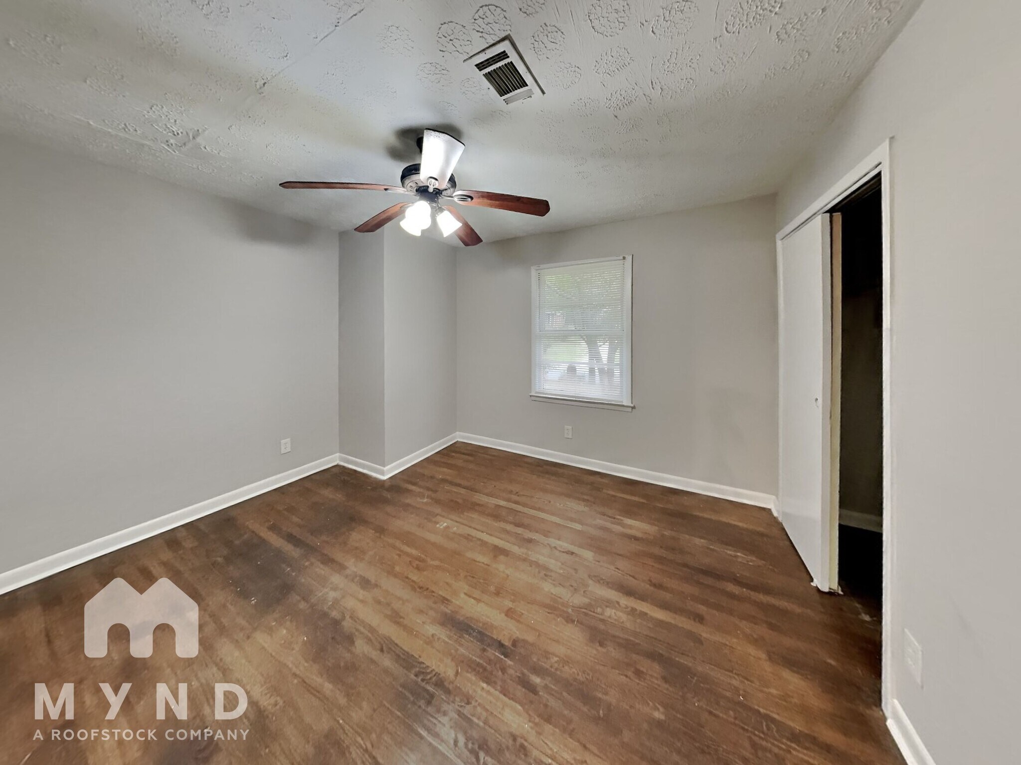 Building Photo - 388 Woodstock Dr SW