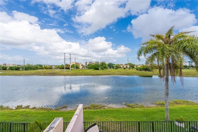 Building Photo - 9179 Fontainebleau Blvd