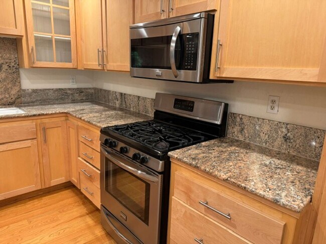 Building Photo - Beautiful single level townhome in Pleasant Hill with 2 car attached garage!