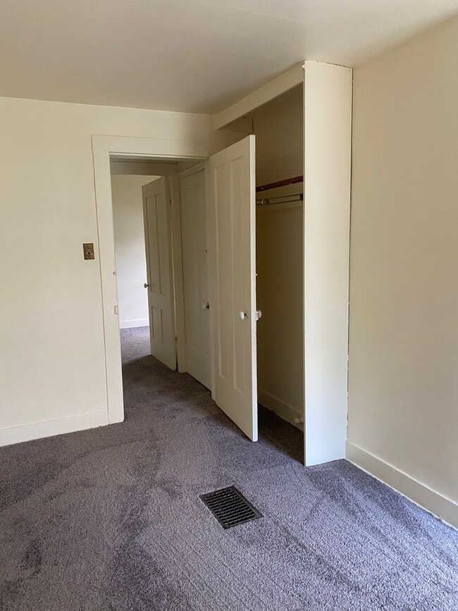 Building Photo - 461-463 Glen Street