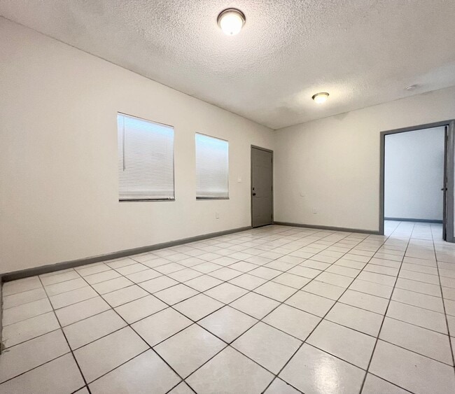 Building Photo - 3 Bedroom Private Home