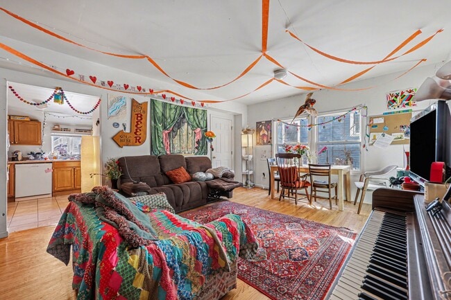 Building Photo - 412 N Thayer St