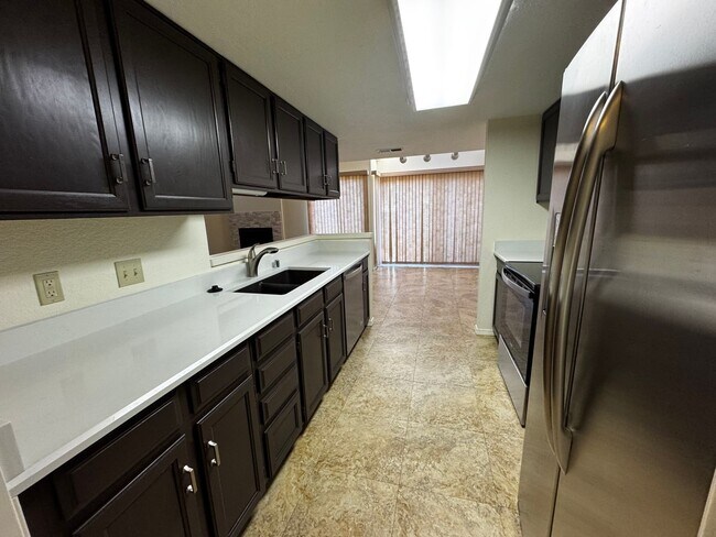 Building Photo - 2 Bedroom 2 bath plus loft and one car garage.