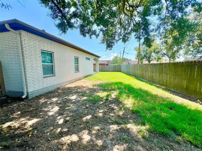 Building Photo - 216 Thorn Ridge St