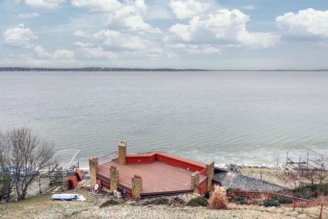 Building Photo - Lake Mendota Dream Home in Desirable Sprin...