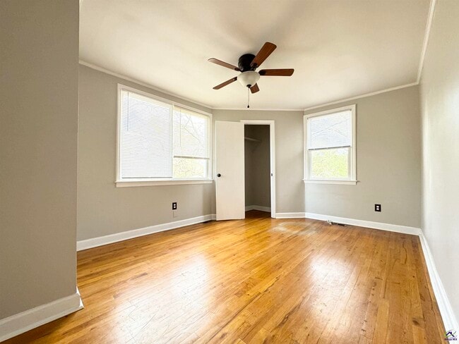 Building Photo - 317 Oakview Square