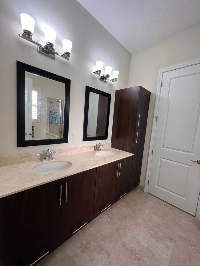 Building Photo - Beautiful 3 Bedroom Townhome in Centra Falls West