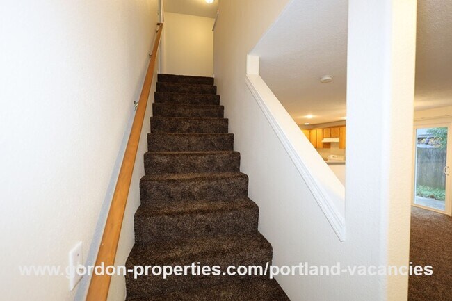 Building Photo - SE 73rd Ave - 3 bedroom townhouse in Mt Scott-Arleta neighborhood