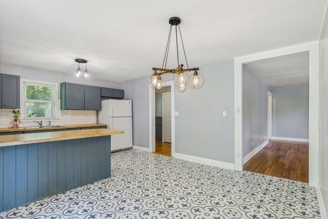 Building Photo - Charming Ranch Home with Bonus Studio & Ou...