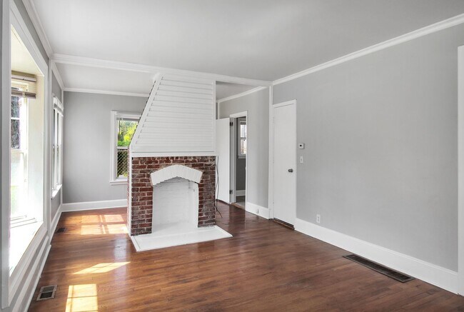 Building Photo - 2 bedroom 1 bath bungalow in the heart of ...