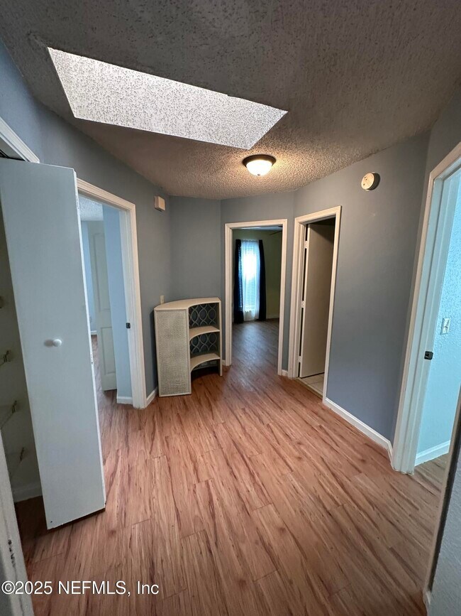 Building Photo - 1855 Alberta Ct N