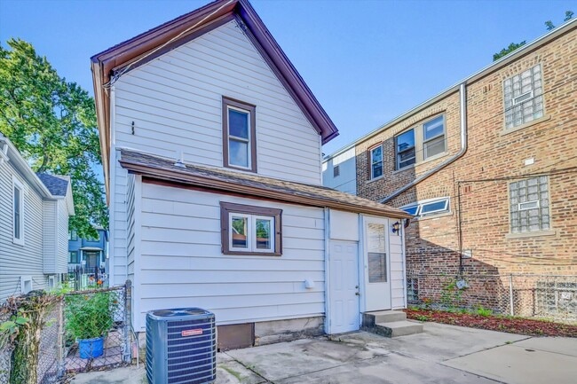 Building Photo - 4170 W Cornelia Ave
