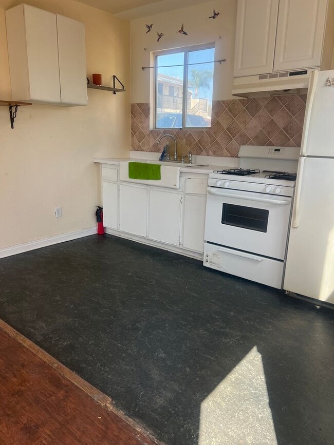 Building Photo - Cute Bungalow in central Oxnard!