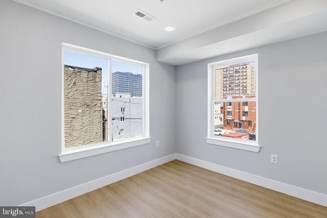 Building Photo - 1511 W Flora St