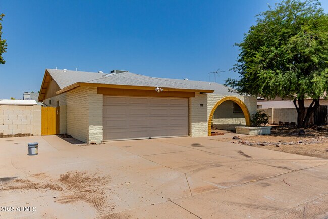 Building Photo - 5528 W Calavar Rd