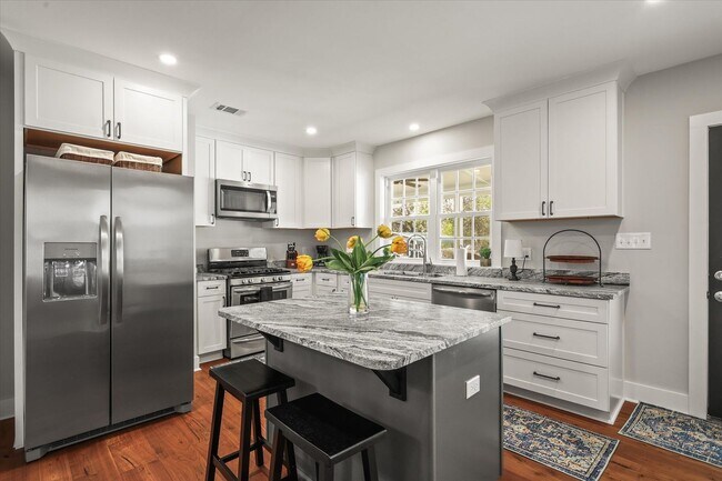 Building Photo - Short Term Only