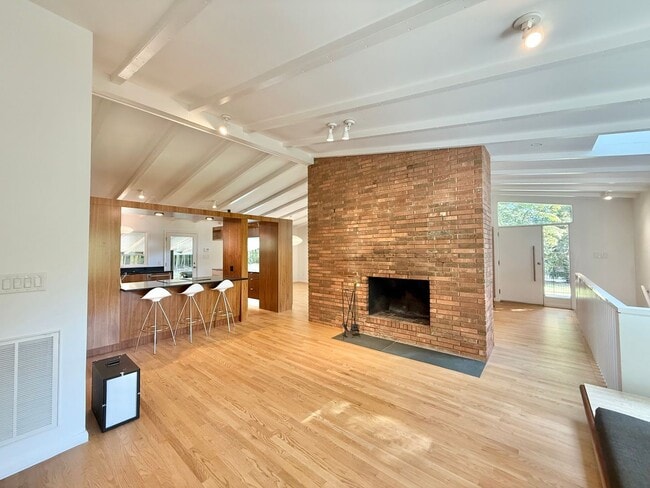 Building Photo - Luxurious 4BD, 3BA Raleigh Home with Fence...