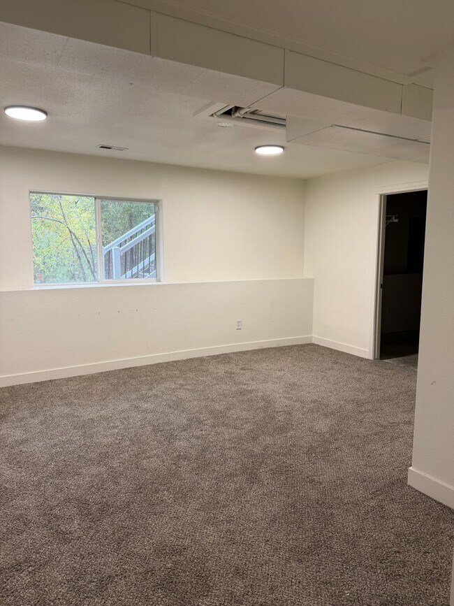 Building Photo - 4 Bedroom Duplex for Rent