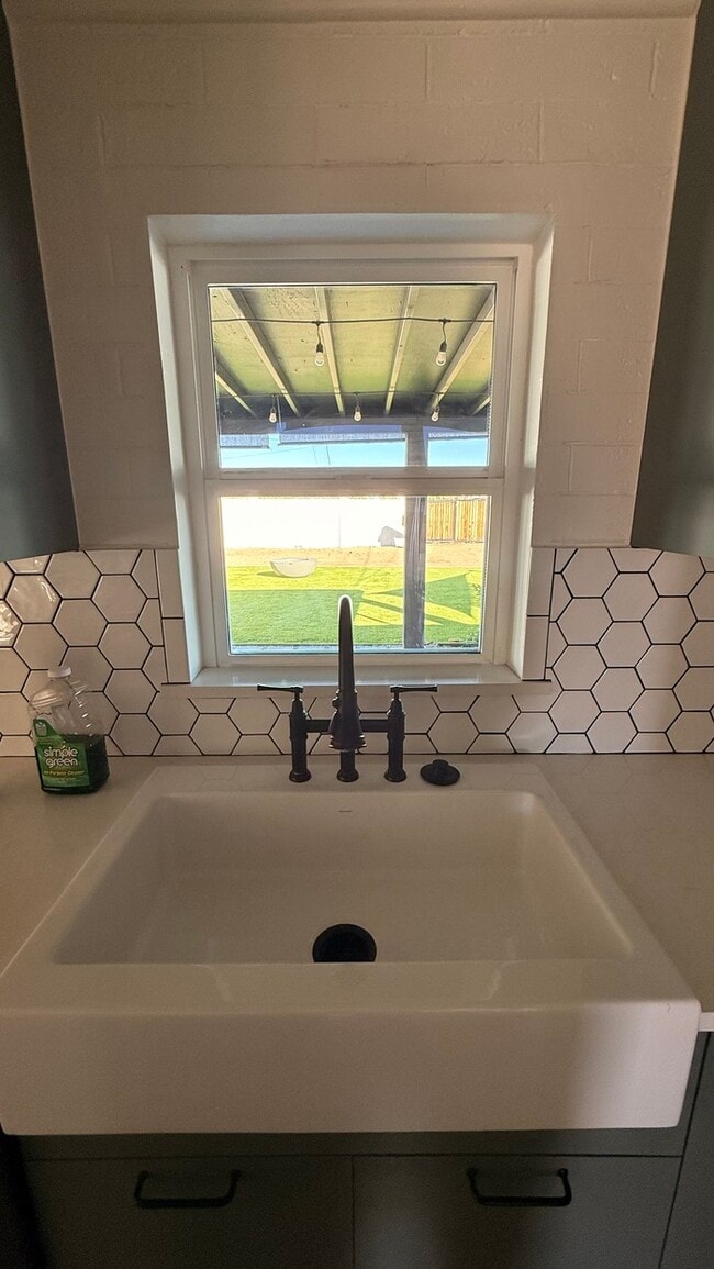 Building Photo - Mountain Views and Huge Yard