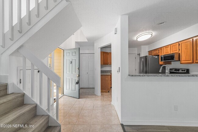 Building Photo - 330 Sunrise Cir