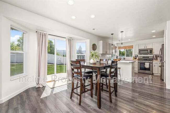 Building Photo - 702 Durham Dr