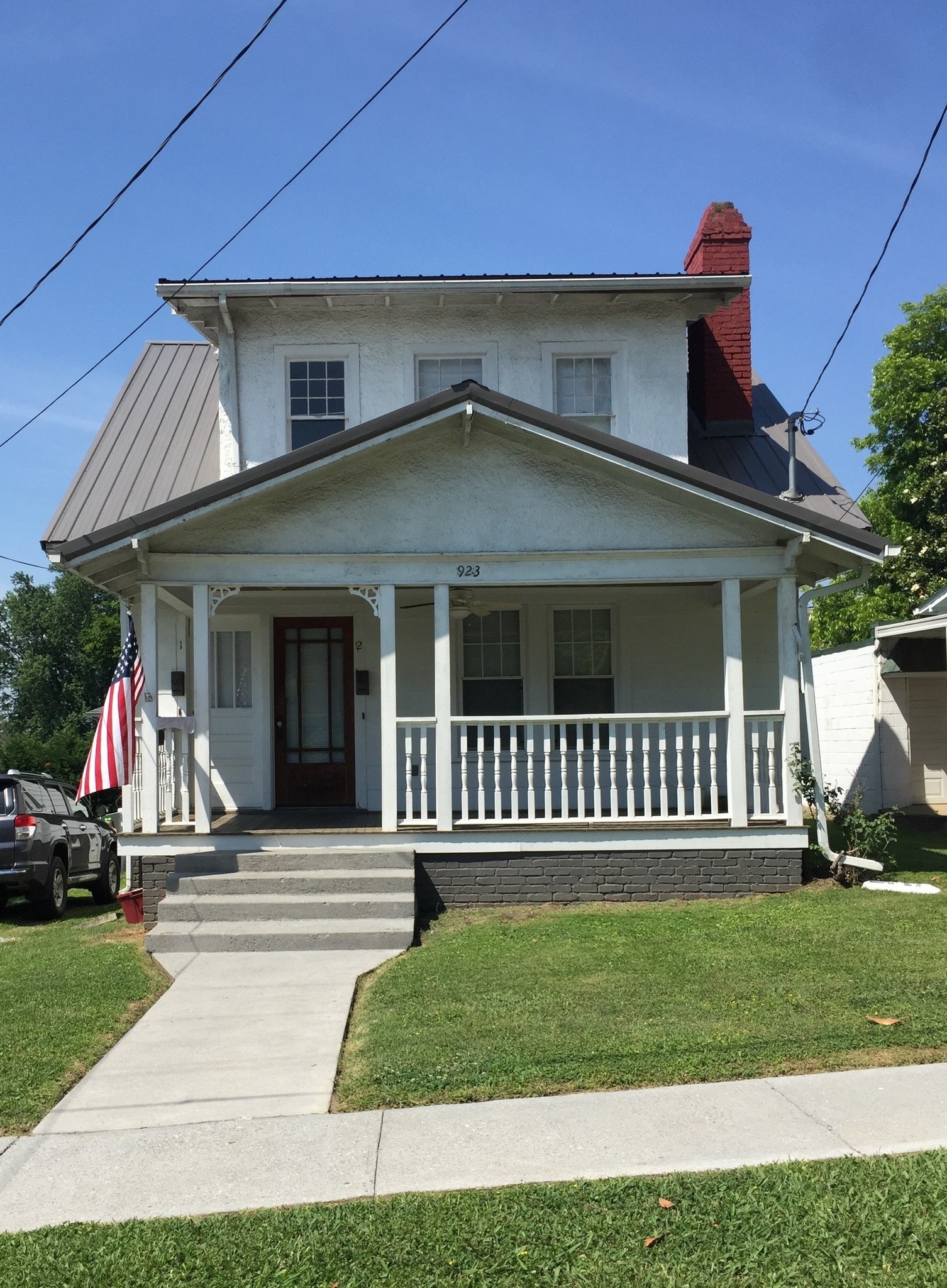 Building Photo - 923 E Hillcrest Dr