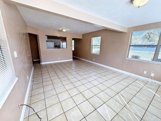 Building Photo - Charming 2-Bedroom Home in St. Petersburg'...