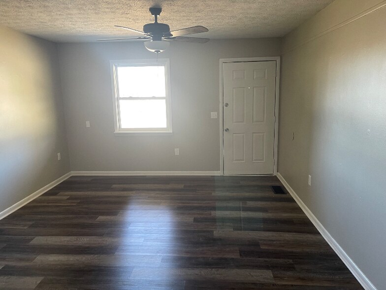 Building Photo - 305 Houseal St