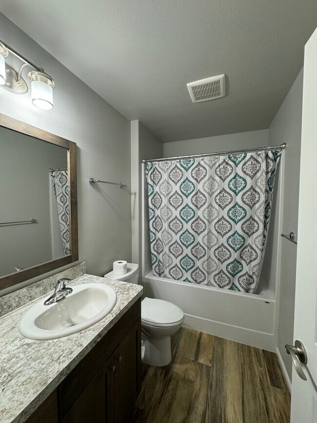 Building Photo - Newer Sutherlin 3 Bedroom 2 bath home