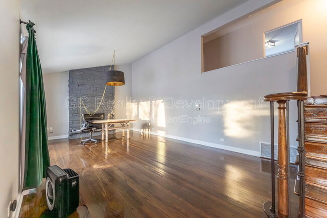 Building Photo - 810 W Dresser Dr