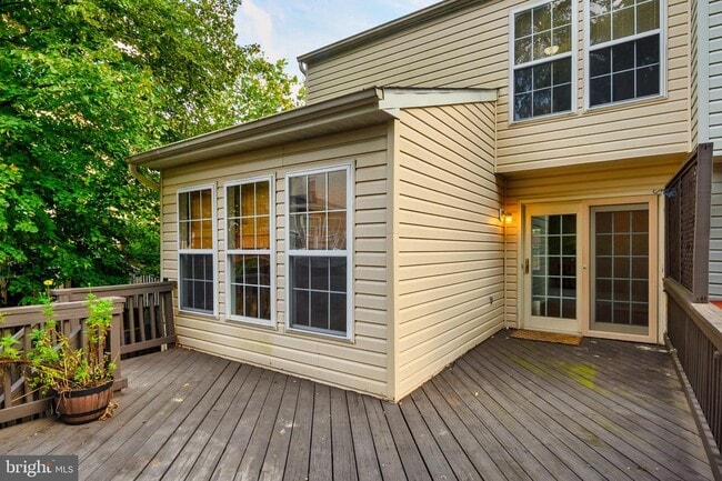 Building Photo - 8755 Thornbrook Dr