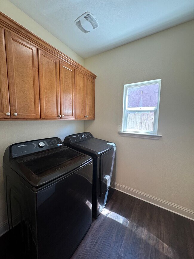 Building Photo - Beautiful 3 Bedroom 2 Bath Home in Los Banos FOR RENT!