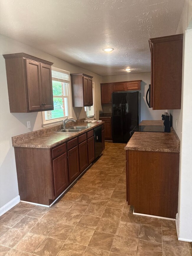 Building Photo - Awesome 4 or 5 Bedroom with 1.5 bath
