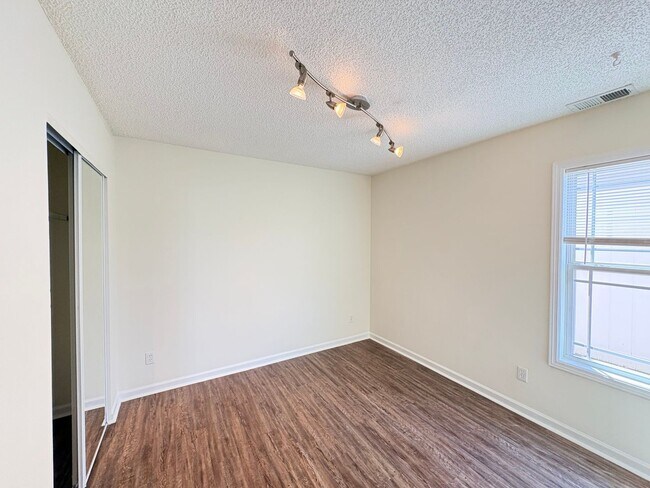 Building Photo - 10 Broadland Cir