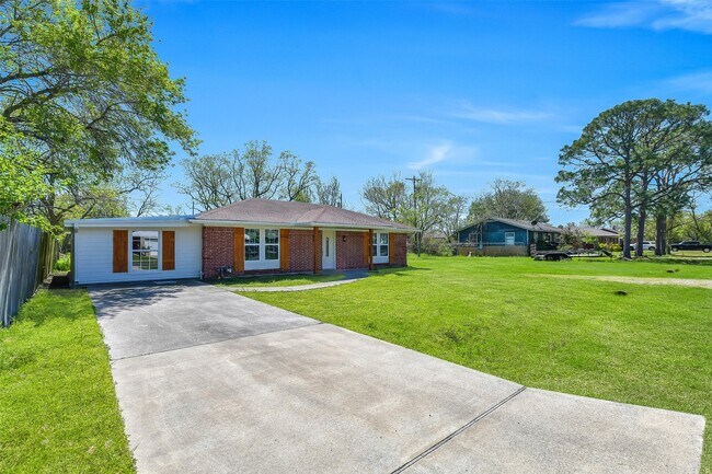 Building Photo - 1913 41st Ave N