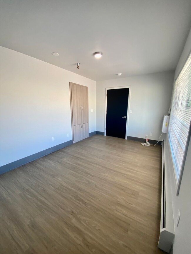 Building Photo - RARE - 2 bed 2 bath in fully renovated com...