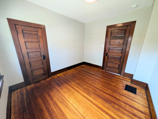 Building Photo - 307 5th Ave E